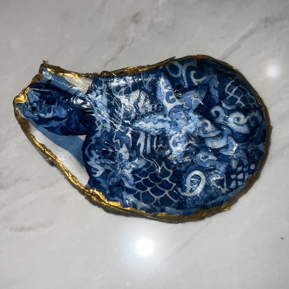 Hand Crafted Decoupage Oyster Shell - Picture 1 of 9